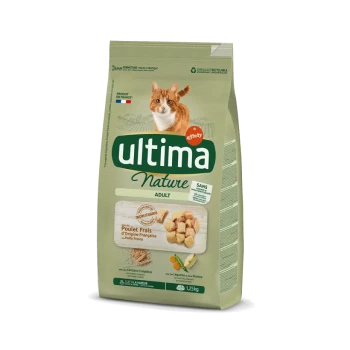 Sac de nourriture pour chat étiqueté "Ultima Nature Adult" mettant en avant un chat roux, avec un texte soulignant le poulet frais et les grains complets.