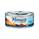 Een blikje kattenvoer met het label 'Moments to enjoy', met een oranje kat en een schotel met tonijn en mosselen.