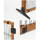 Holztiergitter mit schwarzen Metallstäben, das eine stabile Basis und Kunststoffverbinder für eine einfache Montage aufweist.