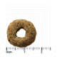 Een ronde, bruine huisdiertraktatie die op een donut lijkt, weergegeven op een meetrooster met schaalmarkeringen.