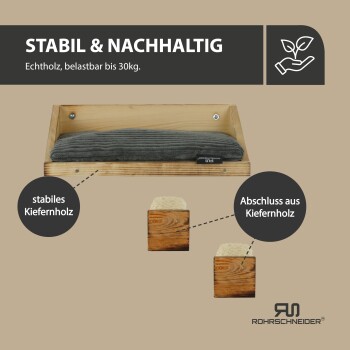 Holz-Haustierbett mit grauem Kissen, aus stabilem Kiefernholz, belastbar bis 30 kg, beschriftet mit „Stabil & Nachhaltig“.