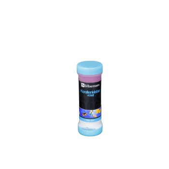 Behälter mit violettem Korallenkleber von Silbermann, auf Deutsch beschriftet, mit einem blauen Deckel und einem bunten aquatischen Design auf der Vorderseite.