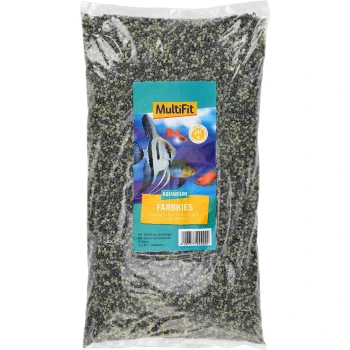 Eine transparente Tüte mit MultiFit-Aquariumkies, die grüne und schwarze Steine zeigt, mit Bildern von bunten Fischen und dem Text 'Farbkies' und 'Aquarium.'