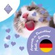 Eine verspielte Katze, die ihre Zunge herausstreckt, umgeben von lila Herzen und dem Text: "Hergestellt in Deutschland" und "Made in Germany."
