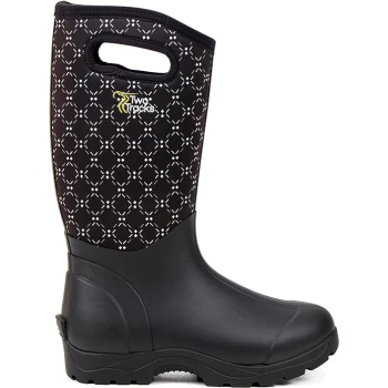 Schwarzer Gummistiefel mit einem gemusterten Stoffoberteil, mit einem Logo, das "Two Tracks" liest, und seitlichen Griffen für einfaches Anziehen.