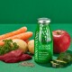 Grüner Hintergrund mit einer "SmoothieDog Lamm"-Flasche mit frischen Zutaten: Karotten, Kartoffeln, Apfel, Zucchini, Petersilie und Fleisch.