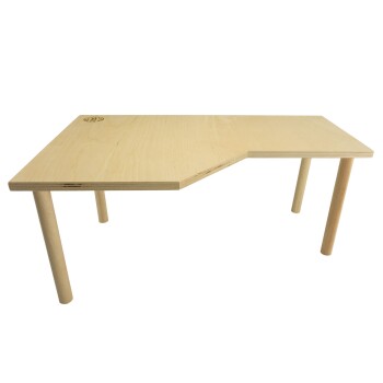 Leichter Holztisch für die Tierfütterung mit einem einzigartigen schrägen Design und vier Beinen, der eine einfache und moderne Ästhetik zeigt.