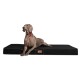 Ein grauer Weimaraner-Hund mit rotem Halsband liegt auf einem schwarzen Hundebett und schaut aufmerksam zur Seite.