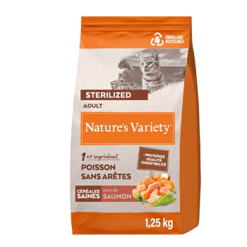 Nourriture pour chat adulte stérilisé Nature's Variety avec poisson désossé et saumon, sac de 1,25 kg avec image de chat.
