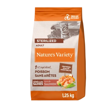 Nourriture pour chat adulte stérilisé Nature's Variety avec poisson désossé et saumon, sac de 1,25 kg avec image de chat.