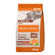 Nourriture pour chat adulte stérilisé Nature's Variety avec poisson désossé et saumon, sac de 1,25 kg avec image de chat.