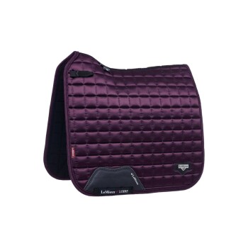 Ein tiefviolettes, gestepptes Sattelpad mit LeMieux-Branding, mit einem schwarzen lederähnlichen Rand und einem Etikett mit der Aufschrift 'LeMieux x LOIRE.'
