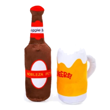 Plüsch-Hundespielzeuge in Form einer braunen Bierflasche mit der Aufschrift „Nobleza Pets“ und eines gelben Bierkrugs mit weißem Schaum und dem Text „Cheers!“.