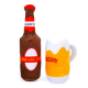 Plüsch-Hundespielzeuge in Form einer braunen Bierflasche mit der Aufschrift „Nobleza Pets“ und eines gelben Bierkrugs mit weißem Schaum und dem Text „Cheers!“.