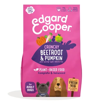 Tüte Edgard Cooper Crunchy Rote Beete & Kürbis Hundefutter, die bunte Gemüseillustrationen und Text über die pflanzenbasierte Formel zeigt.