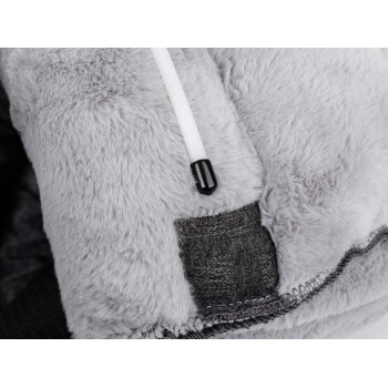 Nahaufnahme einer weichen grauen Haustierdecke mit plüschigem Stoff und einem schwarzen Riemen, ideal, um Haustiere warm und gemütlich zu halten.