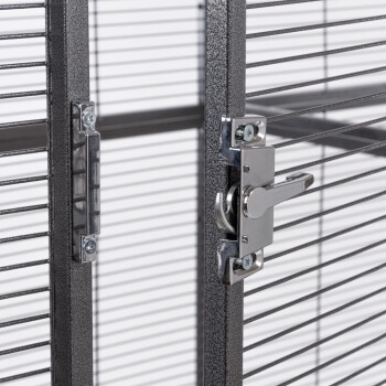 Nahaufnahme eines Metallverschlusses für Haustierkäfigtüren, mit einem glänzenden silbernen Schlossmechanismus und horizontalen Metallstangen im Hintergrund.