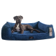 Ein brauner Hund, der auf einem plüschigen blauen Haustierbett mit erhöhten Rändern liegt, mit einem Etikett, das "tierlando" liest.
