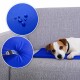 Ein kleiner Hund ruht auf einer blauen wasserdichten Haustiermatte auf einem grauen Sofa, mit Nahaufnahmen, die Wasserperlen und eine Gabel zeigen, die in die Matte drückt.