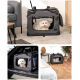 Eine graue Haustiertrage mit Netzfenstern, mit einem kleinen Hund darin, platziert in verschiedenen Umgebungen: einem Wohnzimmer, einem Kofferraum und einem Schlafzimmer.