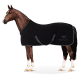 Ein braunes Pferd trägt eine schwarze Fleece-Decke mit grauem Rand, mit dem Logo 'EQUINATE' an der Seite.