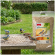 Kleine Vögel fressen Sonnenblumenkerne aus einer Terrakottaschale mit einer PANTO Premium Sonnenblumenkerne Vogelfuttersack im Hintergrund.