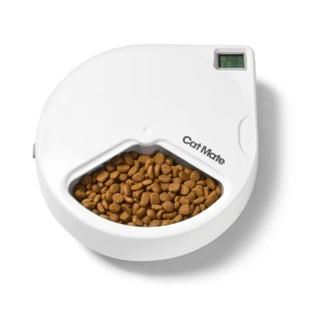 Automatischer Katzenfutterspender mit Trockenfutter in einer grauen Schüssel, beschriftet mit "Cat Mate", mit einem digitalen Display an der Seite.