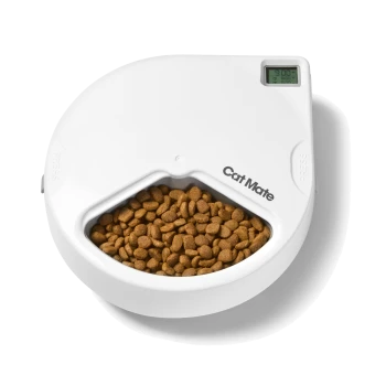 Automatischer Katzenfutterspender mit Trockenfutter in einer grauen Schüssel, beschriftet mit "Cat Mate", mit einem digitalen Display an der Seite.