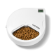 Automatischer Katzenfutterspender mit Trockenfutter in einer grauen Schüssel, beschriftet mit "Cat Mate", mit einem digitalen Display an der Seite.