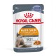 Saszetka karmy dla kotów Royal Canin Hair & Skin, 85g, z wizerunkiem kota, twierdząca, że wspiera zdrową skórę i błyszczące futro, z udowodnionymi wynikami.