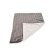 Graue und weiße weiche Plüsch-Tierdecke mit gerippter Textur, gefaltet, um beide Seiten zu zeigen, auf weißem Hintergrund.