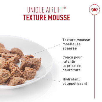 Assiette de morceaux de mousse alimentaire pour animaux bruns avec le titre « UNIQUE AIRLIFT™ TEXTURE MOUSSE » et libellés en français sur la texture douce et aérée, la mastication plus lente et l'hydratation.