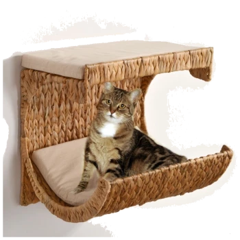 Eine getigerte Katze, die auf einem gewebten, wandmontierten Katzenbett mit einem weichen Kissen liegt, und ein gemütliches und stilvolles Haustierzubehör zeigt.
