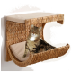 Eine getigerte Katze, die auf einem gewebten, wandmontierten Katzenbett mit einem weichen Kissen liegt, und ein gemütliches und stilvolles Haustierzubehör zeigt.