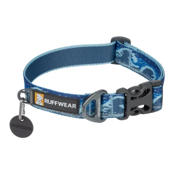 Blau gemusterter Hundehalsband von Ruffwear mit einer Kunststoffschnalle und einem Metall-D-Ring zur Leinenbefestigung.