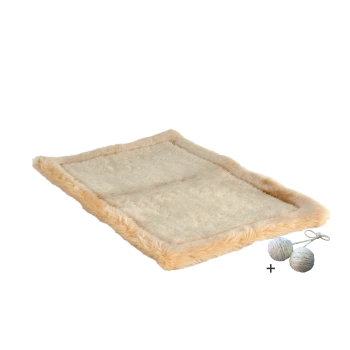 Haustierbett mit einer weichen beigen Felloberfläche und einem flauschigen Rand, begleitet von zwei Seilbällen.