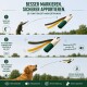 Golden Retriever Hund steht auf einer grasbewachsenen Wiese und hält eine grüne Trainingsattrappe mit schwarzem Gurt im Maul.