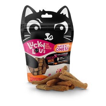 Een zak Lucky Lou's Sticks Mix huisdiertraktaties met een speelse katontwerp, met zichtbare smaken: kip & konijn, kip, en kip & forel.