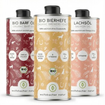 Drei Flaschen für Haustierergänzungen: rotes "BIO BARF" Öl, pinkes "LACHSÖL" Lachsöl und gelbes "BIO BIERHEFE" Hefe, alle mit Details beschriftet.