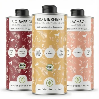 Drei Flaschen für Haustierergänzungen: rotes "BIO BARF" Öl, pinkes "LACHSÖL" Lachsöl und gelbes "BIO BIERHEFE" Hefe, alle mit Details beschriftet.