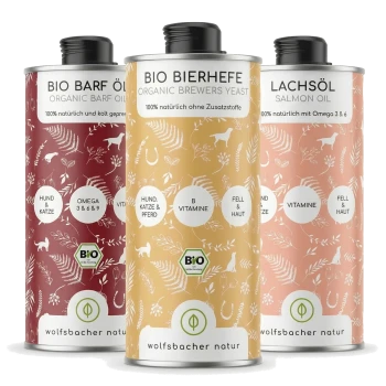 Drei Flaschen für Haustierergänzungen: rotes "BIO BARF" Öl, pinkes "LACHSÖL" Lachsöl und gelbes "BIO BIERHEFE" Hefe, alle mit Details beschriftet.