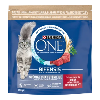 Sachet bleu Purina ONE Bifensis pour chats avec chat gris à poils longs, morceaux de bœuf, étiquette « Spécial Chat Stérilisé » et 1,5 kg.