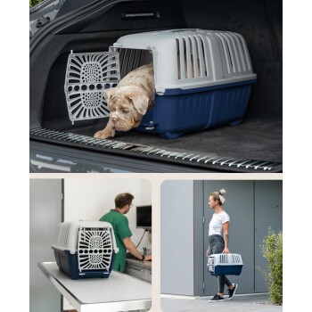 Eine Hundetransportbox im Kofferraum eines Autos mit einem Hund, der teilweise darin sitzt, neben Bildern eines Tierarztes und einer Frau, die die Box trägt.