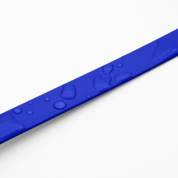 Eine Nahaufnahme eines lebhaften blauen Haustierhalsbands mit Wassertropfen auf seiner Oberfläche, vor einem schlichten weißen Hintergrund.