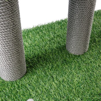 Zwei hohe, strukturierte Kratzbäume auf Kunstrasen, ideal für Katzen zum Kratzen und Spielen.