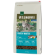 Sac de 7 kg de nourriture pour chats Real Nature Wilderness "Eau douce" avec un chat Bengal près d'une rivière ; 70 % de poisson, 30 % de fruits/légumes, 0 % de céréales.