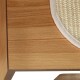 Gros plan sur un poteau à gratter en bois pour animaux de compagnie avec une surface en sisal tressé, mettant en valeur un grain de bois lisse et un bord en tissu doux.