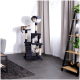Ein mehrstöckiger Katzenbaum mit drei verspielten Katzen, mit einer gemütlichen oberen Liegefläche, zwei geschlossenen Räumen und einer Hängematte, in einem modernen Wohnzimmer.