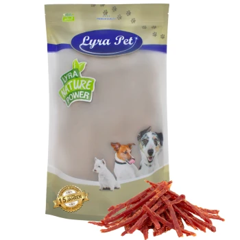 Verpackung von Lyra Pet Hundeleckerlis mit einer klaren Tüte und einem Logo, "Lyra Nature Power," und Bildern eines Hundes und einer Katze. Ein Haufen Jerky-Leckerlis liegt davor.