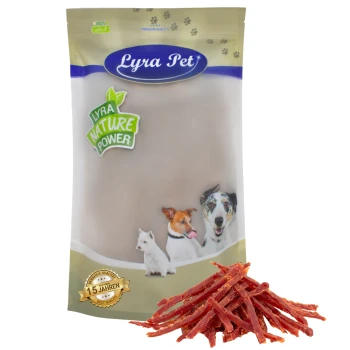Verpackung von Lyra Pet Hundeleckerlis mit einer klaren Tüte und einem Logo, "Lyra Nature Power," und Bildern eines Hundes und einer Katze. Ein Haufen Jerky-Leckerlis liegt davor.